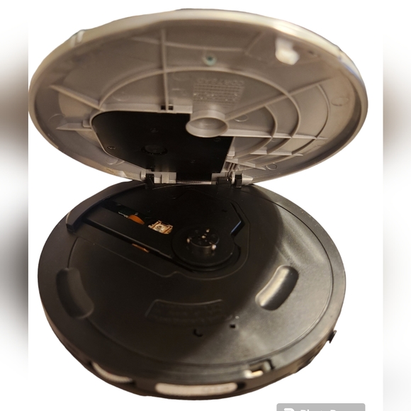 Durabrand CD 916 Portable Player and Caselogic Case - Picture 6 of 16